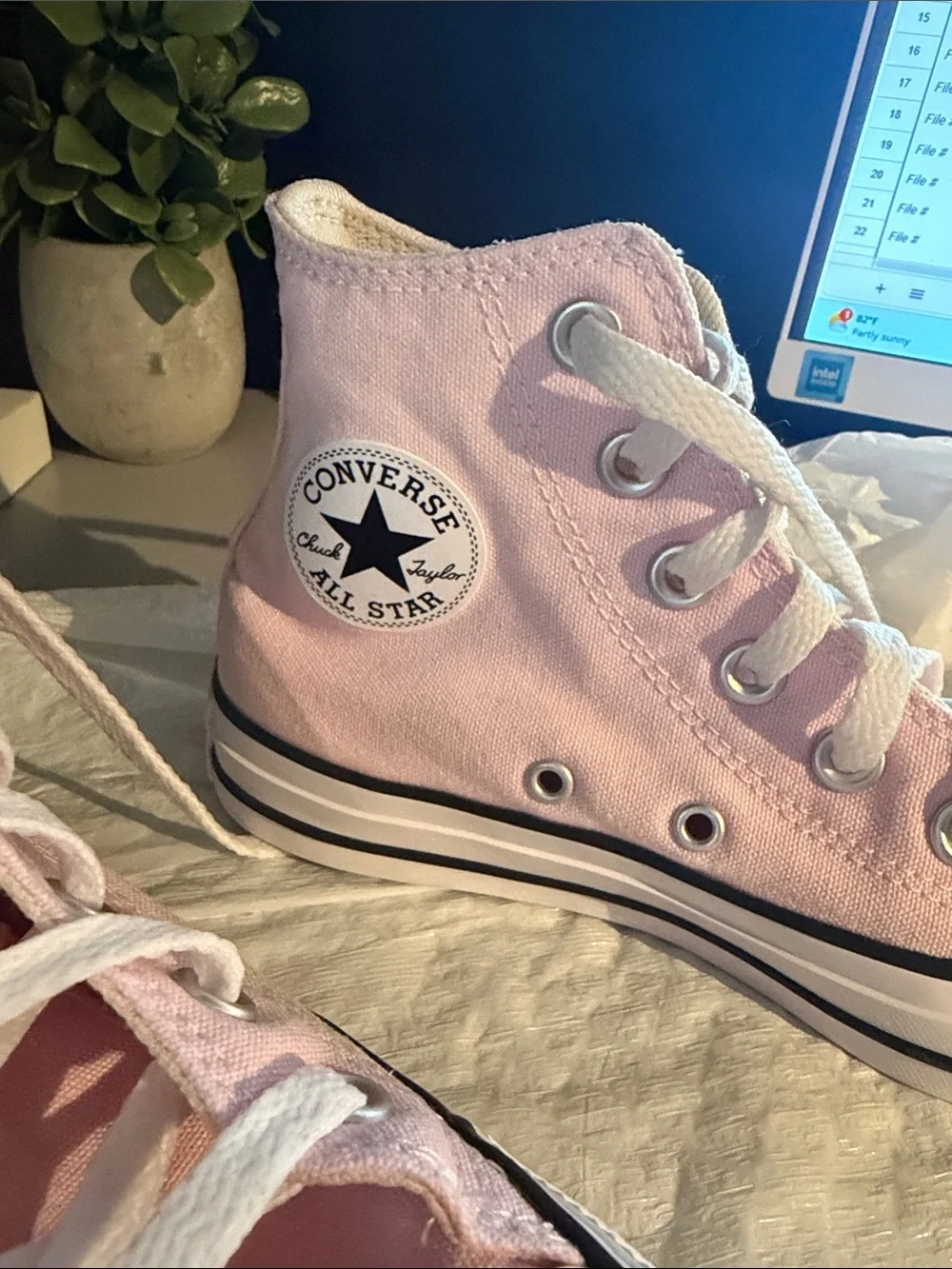Converse woman’s light